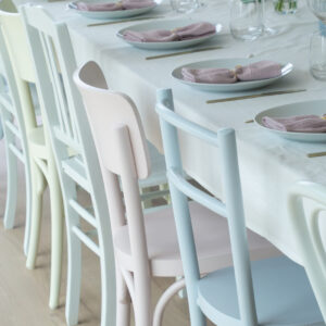 stoelen in pasteltinten